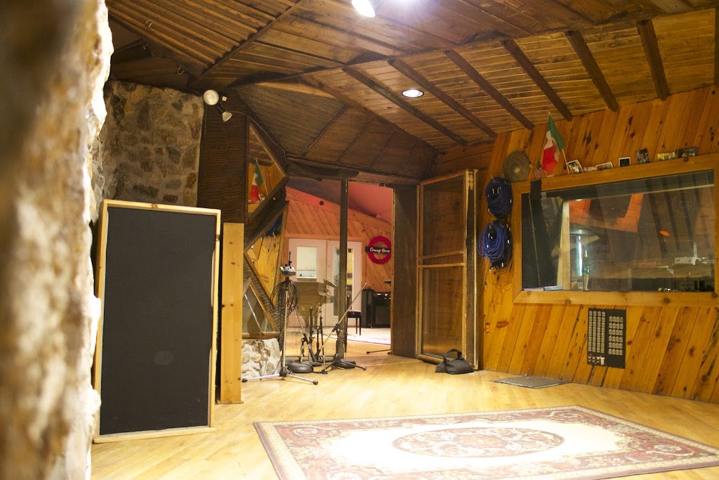 Carriage House Studios | 119 W Hill Rd, Stamford, CT 06902 | Phone: (203) 358-0065